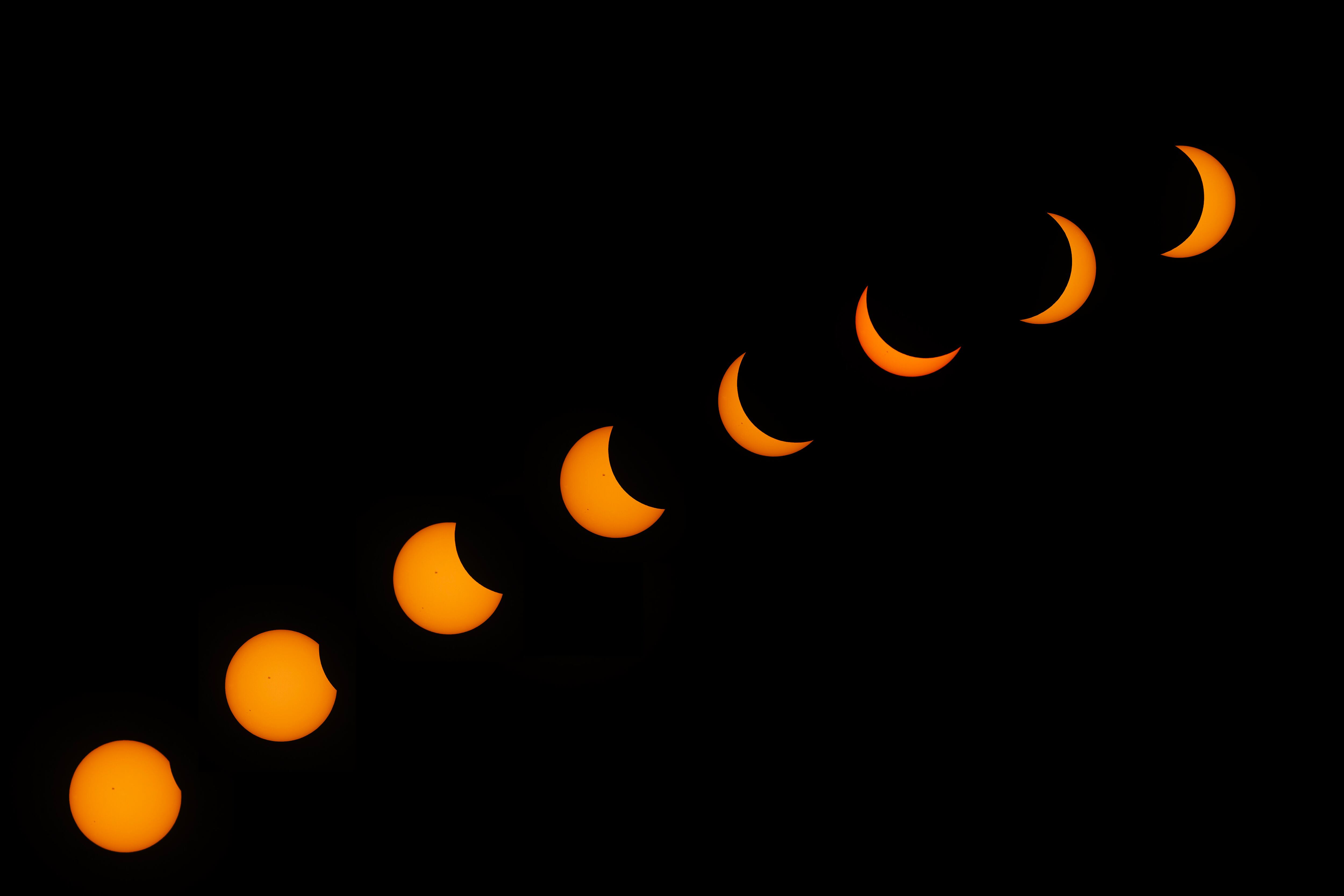 MEX3863. GUADALAJARA (MÉXICO), 08/04/2024.- Combo de fotografías donde se observan las fases de un eclipse solar este lunes, en la ciudad de Guadalajara, Jalisco (México). Millones de mexicanos presenciaron este lunes el histórico eclipse solar total norteamericano, que se apreció al 100 % en el norte de México, considerado el mejor país para observarlo, según la Universidad Nacional Autónoma de México (UNAM). EFE/Francisco Guasco