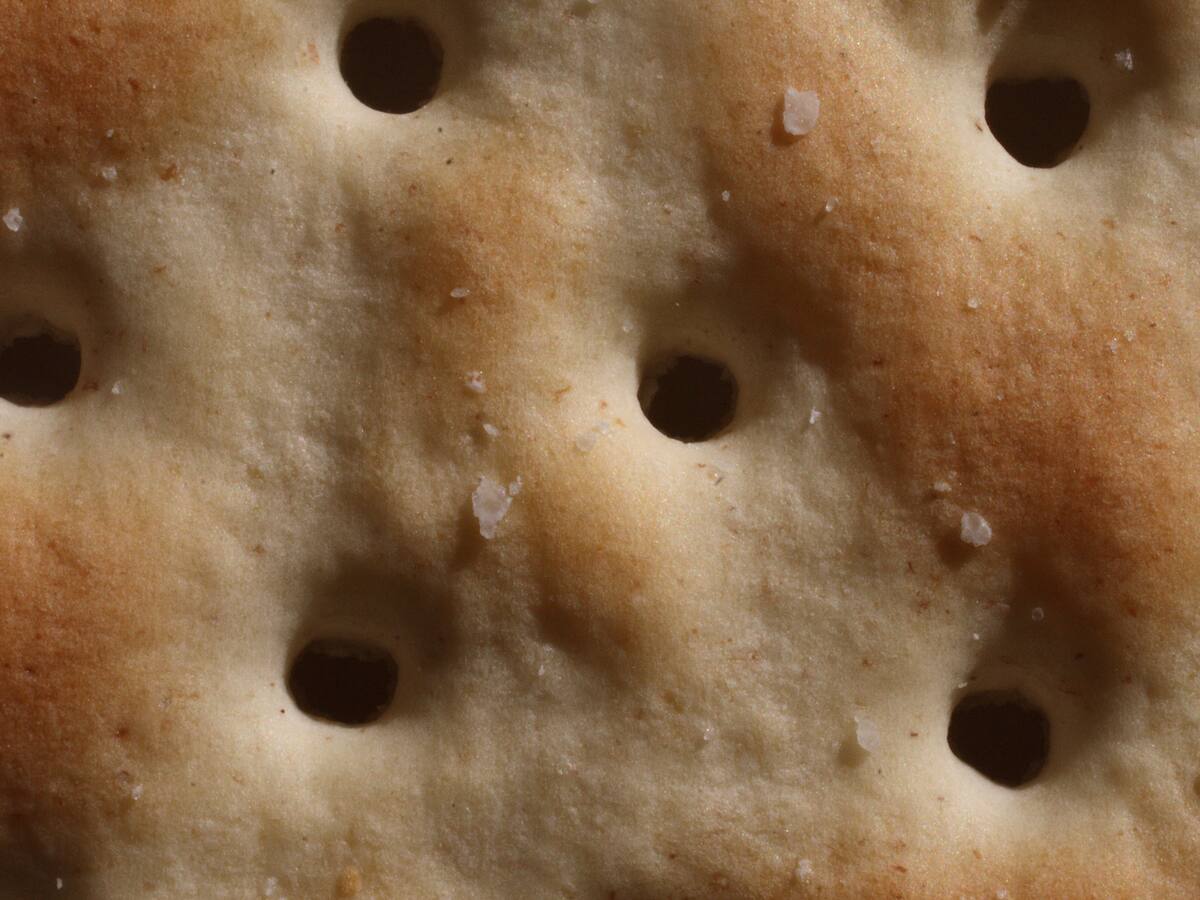 ¿Por qué las galletas saladas tienen agujeros?