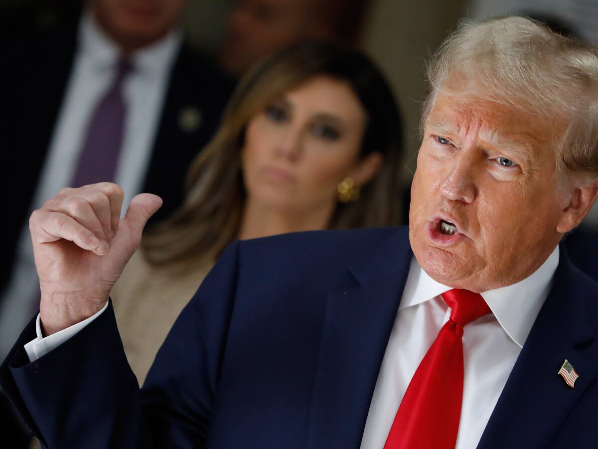 La defensa de Trump pide retirar los cargos de dos juicios y retrasar un tercero