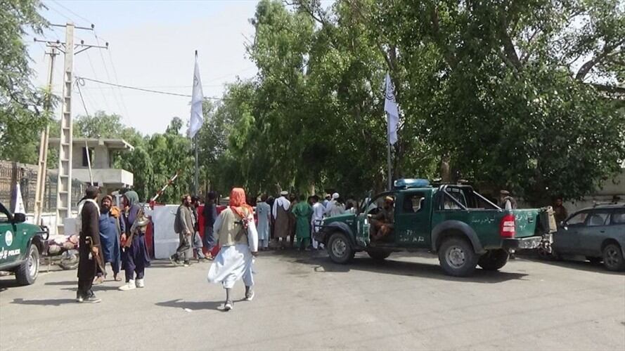 Sayad Omar Sahar, periodista amenazado en Kabul, dijo en Sigue La W que en estos momentos nos hay colegios, no hay hospitales y no tienen acceso a muchos derechos. . Foto: Stringer/Anadolu Agency via Getty Images