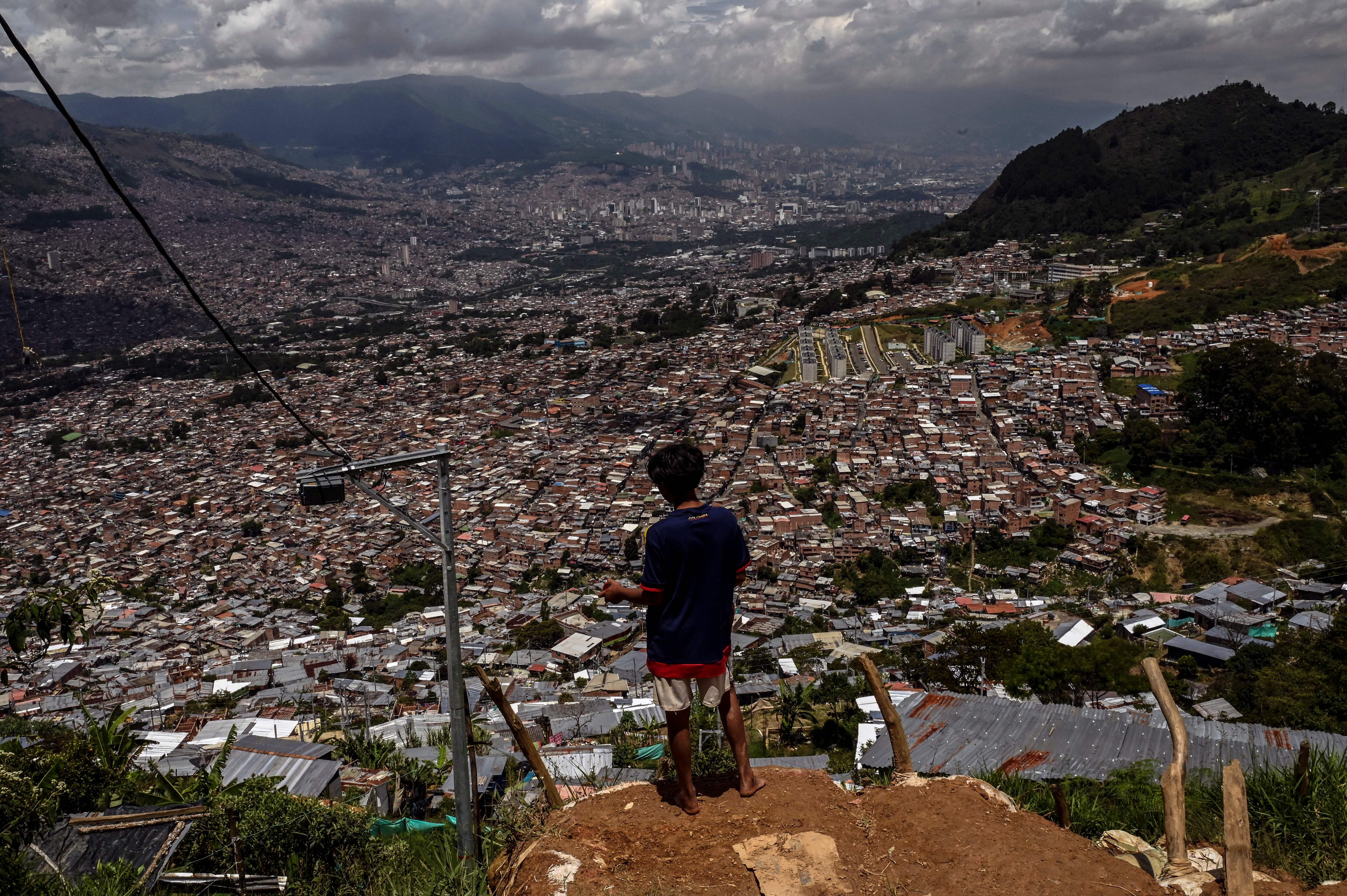 Imagen de referencia de un menor en Colombia. (Photo by JOAQUIN SARMIENTO/AFP via Getty Images)