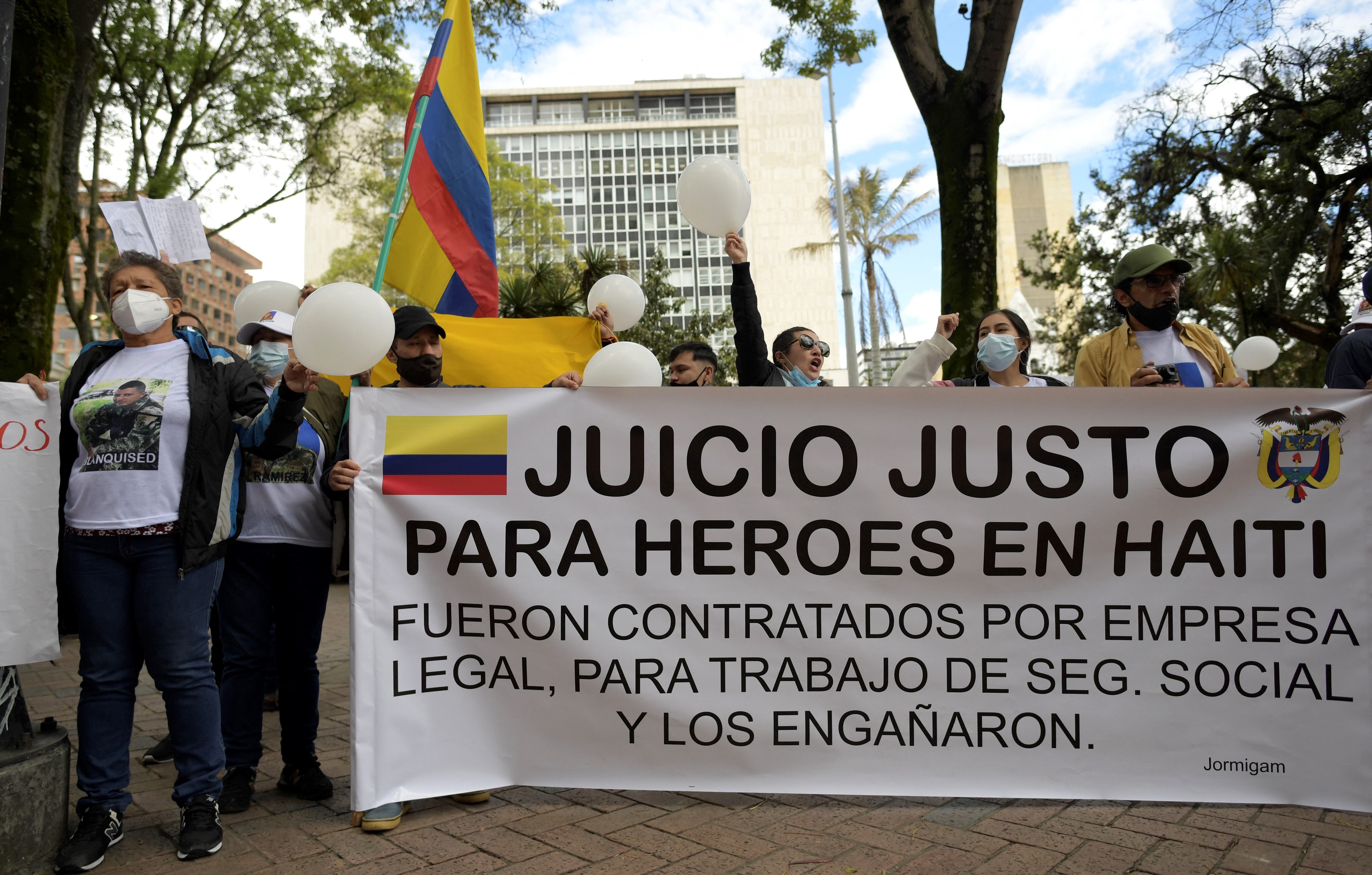 Familiares de exsoldados colombianos detenidos en Haití. FOTO: RAUL ARBOLEDA/AFP via Getty Images