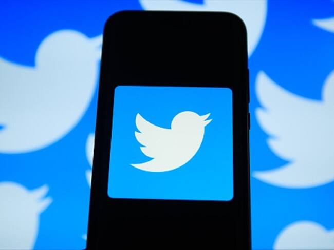 Twitter dará marcha atrás al cambio de su algoritmo en el que se veían los mensajes más destacados y no por orden cronológico.. Foto: Getty Images