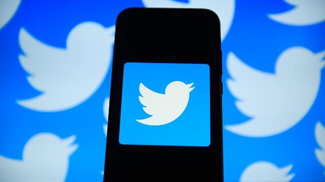 Twitter dará marcha atrás al cambio de su algoritmo en el que se veían los mensajes más destacados y no por orden cronológico.. Foto: Getty Images