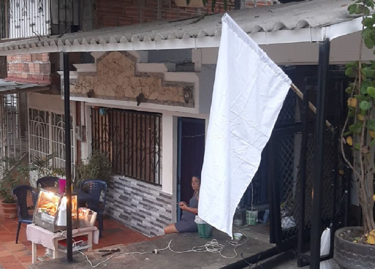 Cucuteños izan banderas blancas en sus viviendas por ola de violencia en la ciudad- W Radio