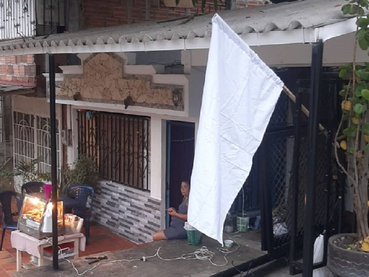 Cucuteños izan banderas blancas en sus viviendas por ola de violencia en la ciudad