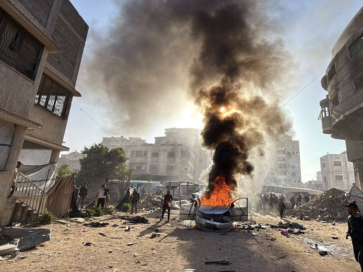 Israel mata a un palestino en Gaza y rescatistas hallan otros 14 cadáveres entre escombros