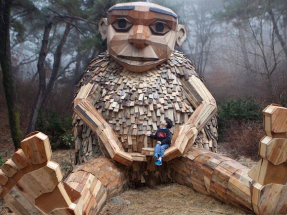 El artista que hace esculturas con madera y materiales reciclables