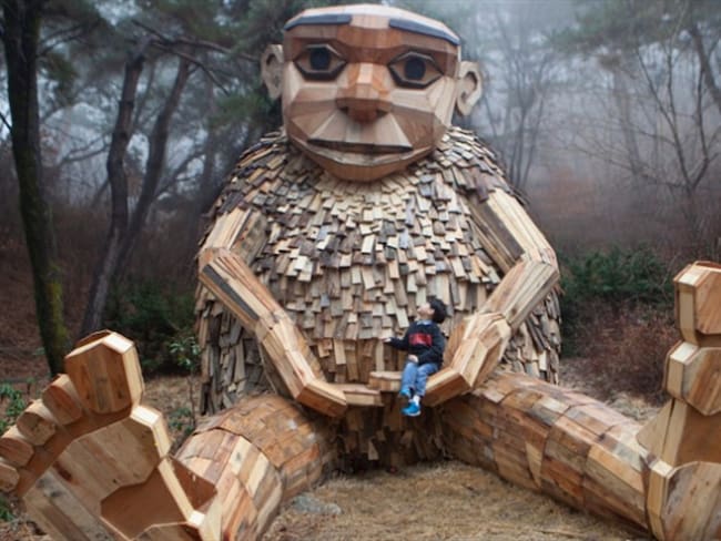 El artista que hace esculturas con madera y materiales reciclables