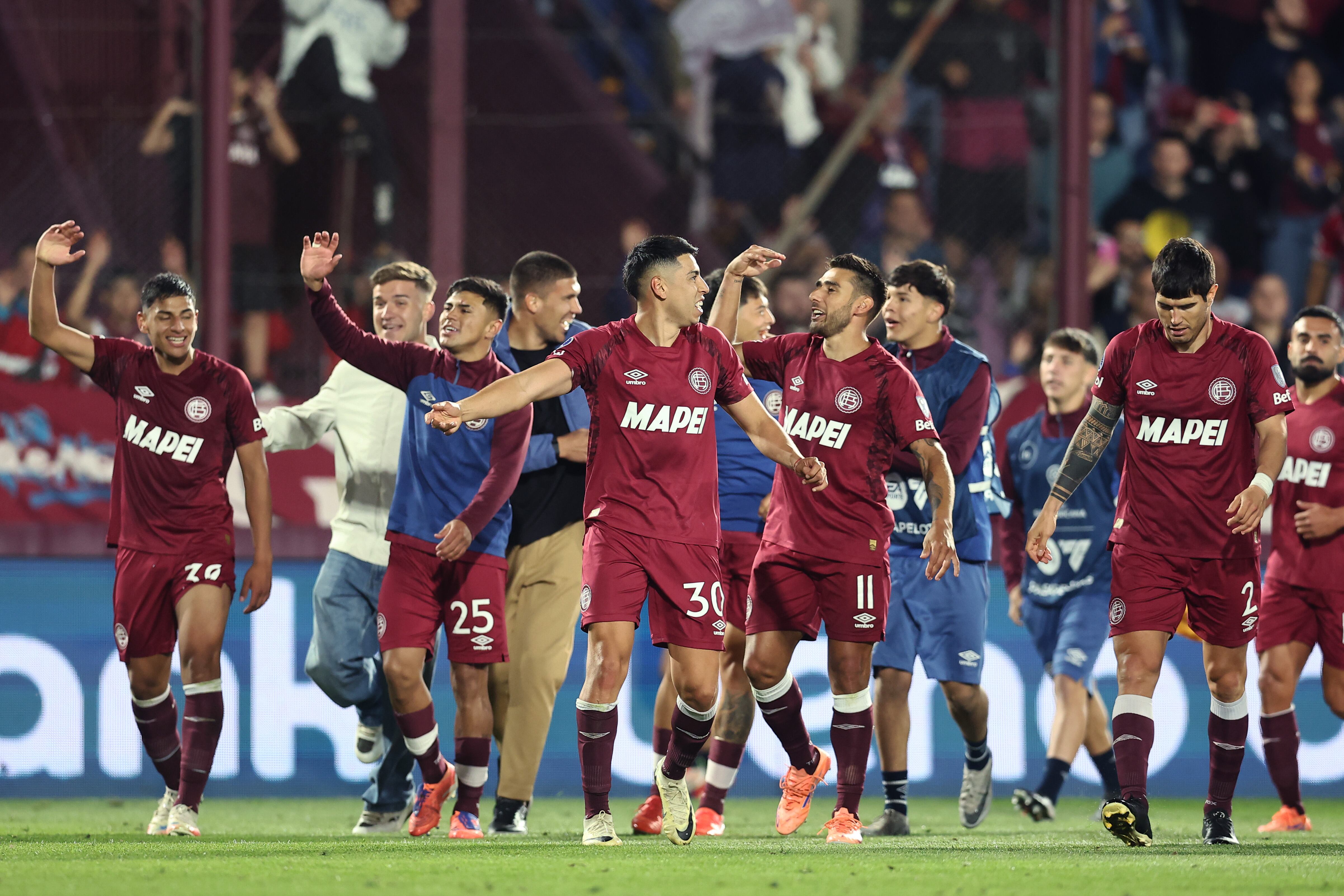 Jugadores de Lanús celebran su clasificación a la final de la Copa Sudamericana 2025. FOTO: Alejandro Pagni/Getty Images