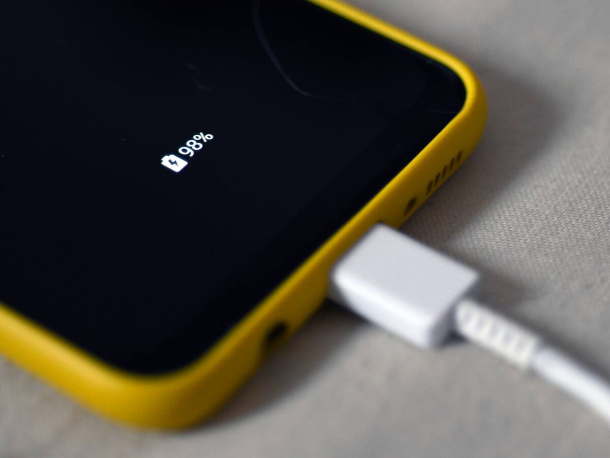 ¿Es malo cargar el celular cuando hay truenos o tormentas eléctricas?