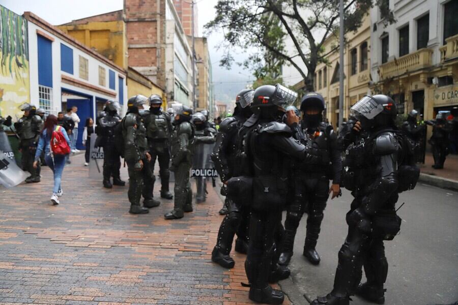 Diferentes organizaciones gremiales y sindicales se reunieron frente a la Corte Constitucional para exigir la elección de la fiscal y en apoyo al gobierno de Gustavo Petro. Foto: Colprensa.