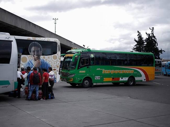 El ente de control y vigilancia confirmó que no se realizarán los contratos de temporada alta, entre pasajeros y empresas de transporte especial, durante semana santa. Foto: Colprensa