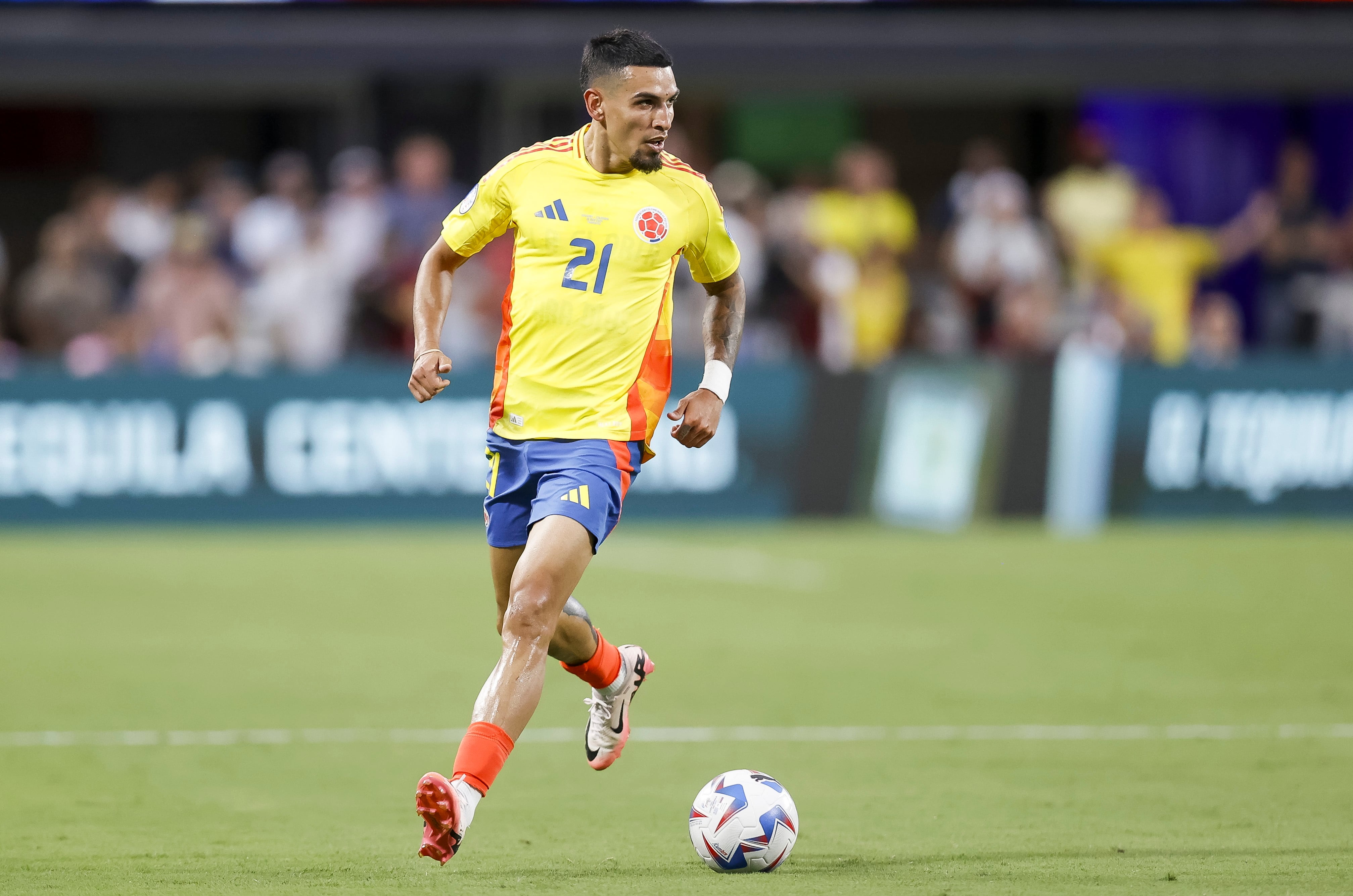 Charlotte (United States), 10/07/2024.- Colombia's Daniel Munoz in action during the first half of the CONMEBOL Copa America 2024 semi-finals match between Uruguay and Colombia in Charlotte, North Carolina, USA, 10 July 2024. EFE/EPA/BRIAN WESTERHOLT