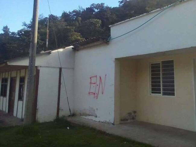 A las recurrentes amenazas proferidas presuntamente por el Eln se sumaron grafitis que aparecieron en las paredes de algunos inmuebles. Foto: Cabildo de Pitayó