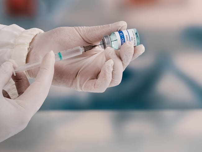 Imagen de referencia de una vacuna contra el COVID-19. Foto: Getty Images / 	IMAGINESTOCK