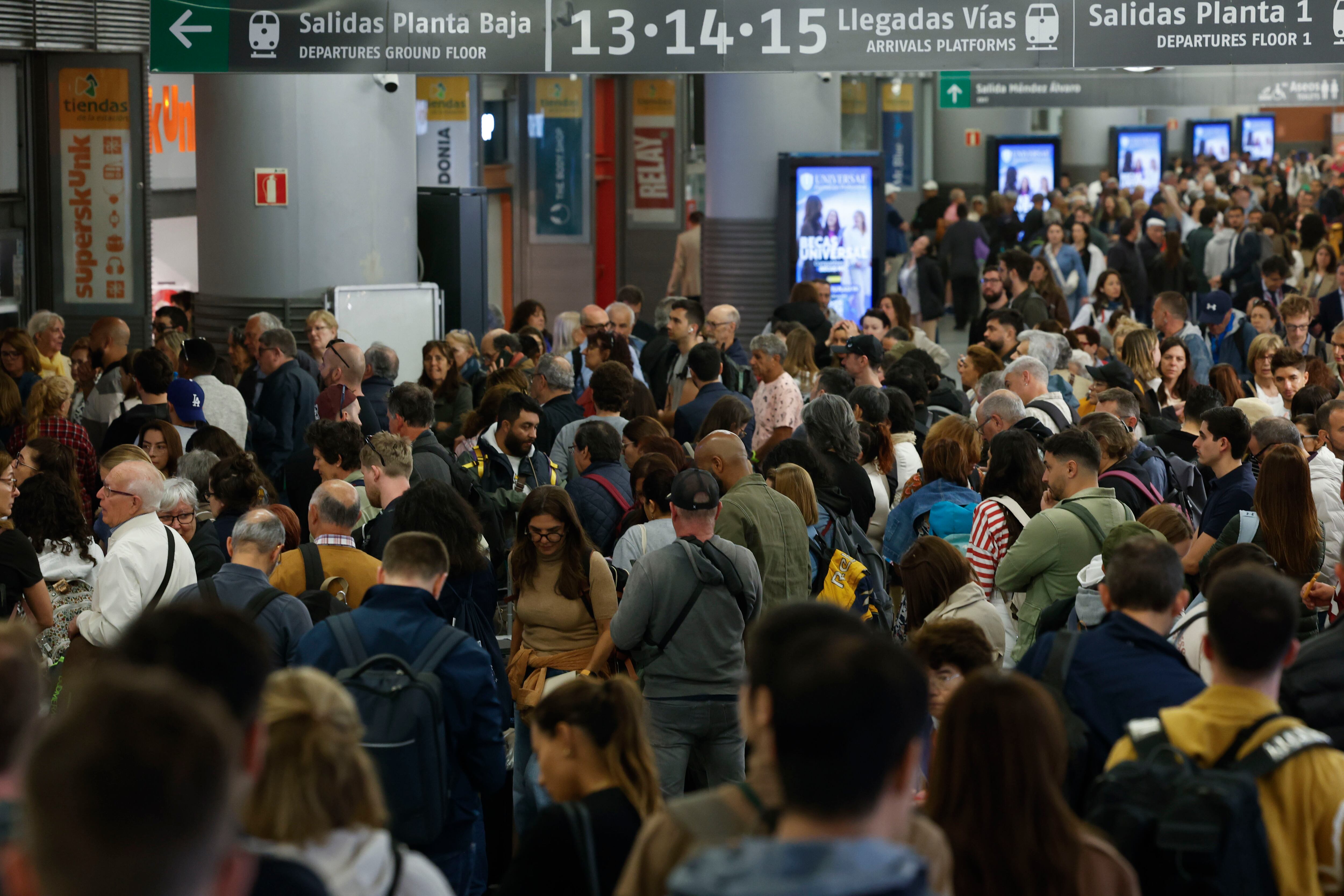 Viajeros atascados en estación de Madrid tras apagón: “tenemos la esperanza de volver a casa”
