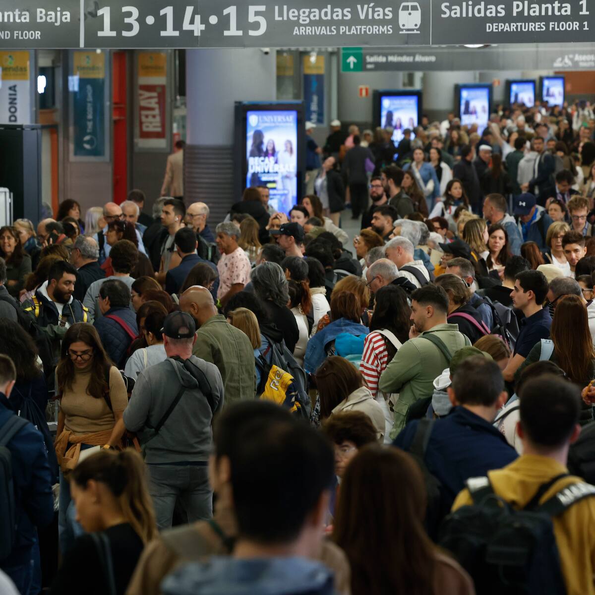Viajeros atascados en estación de Madrid tras apagón: “tenemos la esperanza de volver a casa”