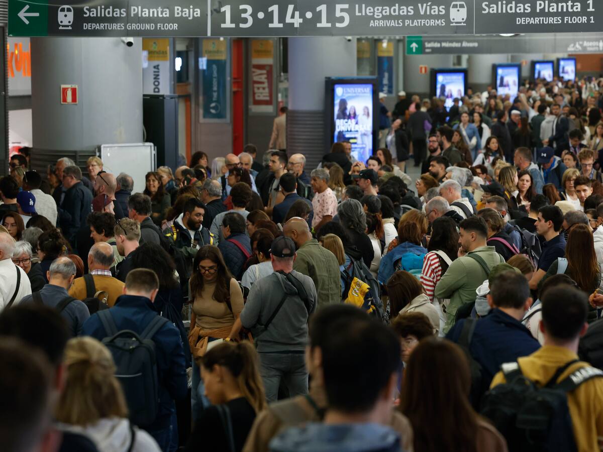 Viajeros atascados en estación de Madrid tras apagón: “tenemos la esperanza de volver a casa”