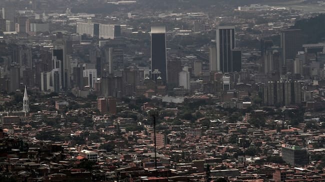 Pavel Gogulan, ciudadano conocido como el “Spider-Man ruso”, fue sorprendido en Medellín cuando escalaba sin ninguna protección el edificio One Plaza. Foto: Getty Images