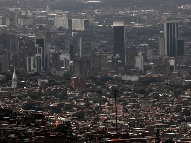 Pavel Gogulan, ciudadano conocido como el “Spider-Man ruso”, fue sorprendido en Medellín cuando escalaba sin ninguna protección el edificio One Plaza. Foto: Getty Images