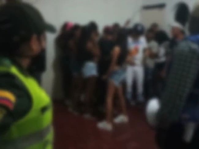 Más de 200 jóvenes fueron sorprendidos en una fiesta al interior de una vivienda en el barrio Siloé de Cali. Foto: Policía de Cali