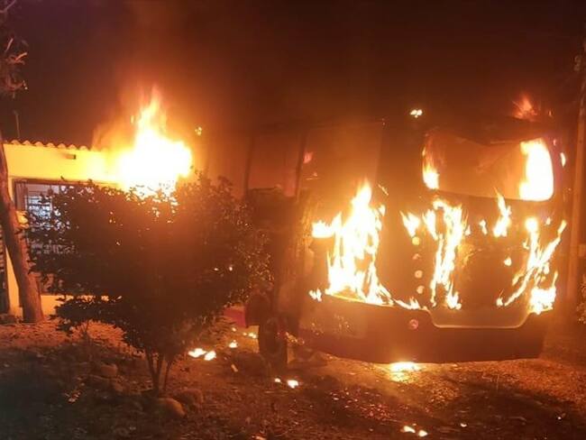 Policía atribuye incineración de buseta en Cúcuta a los 'Pelusos'