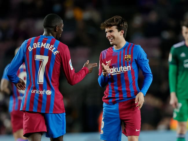 Riqui Puig y Ousmane Dembele, jugadores del Barcelona, celebrando una gol en la victoria ante el Osasuna (Photo by David S. Bustamante/Soccrates/Getty Images)