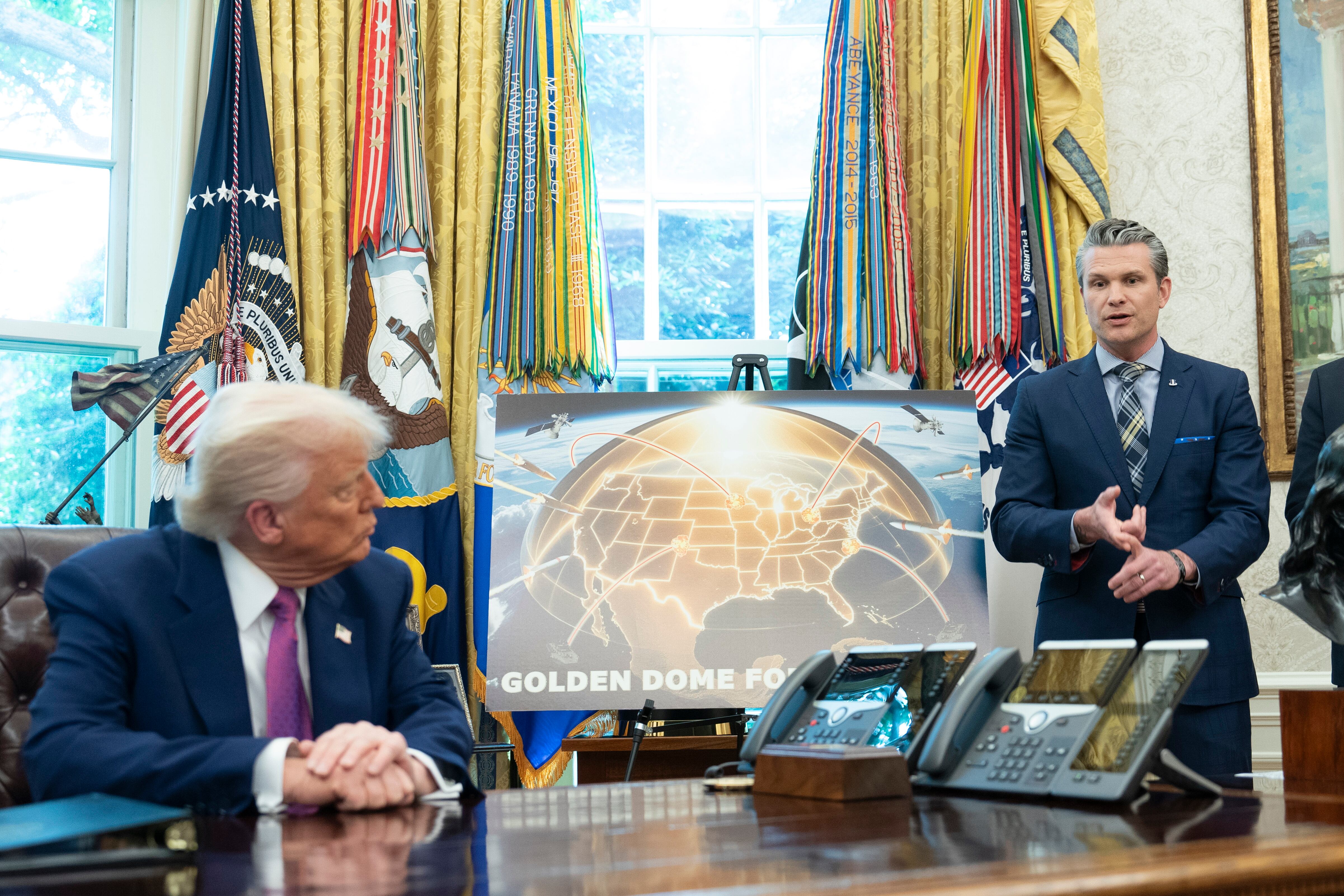 Pete Hegseth y Donald Trump. Foto: EFE/EPA/CHRIS KLEPONIS / POOL