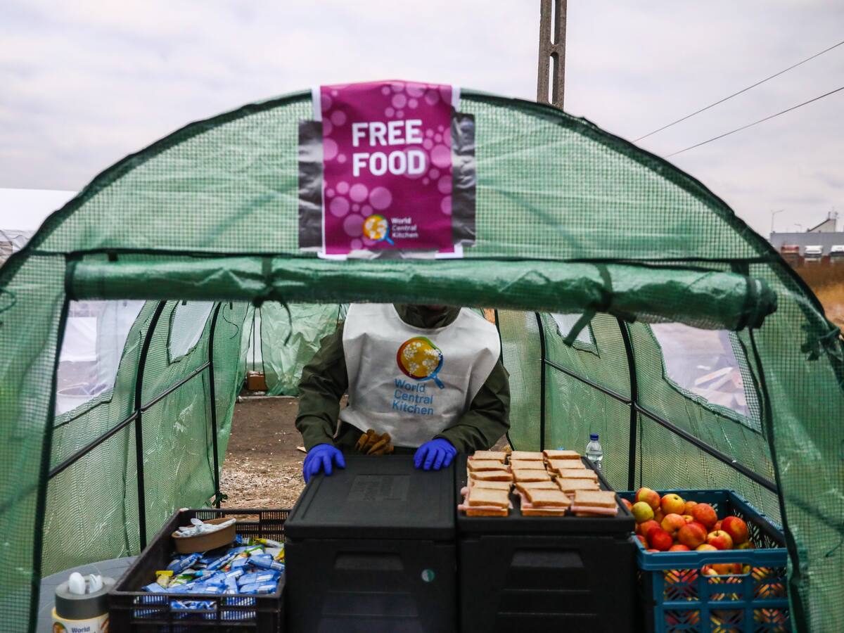 “Dar de comer es otra forma de lucha”: chef de World Central Kitchen en la frontera de Ucrania y Polonia