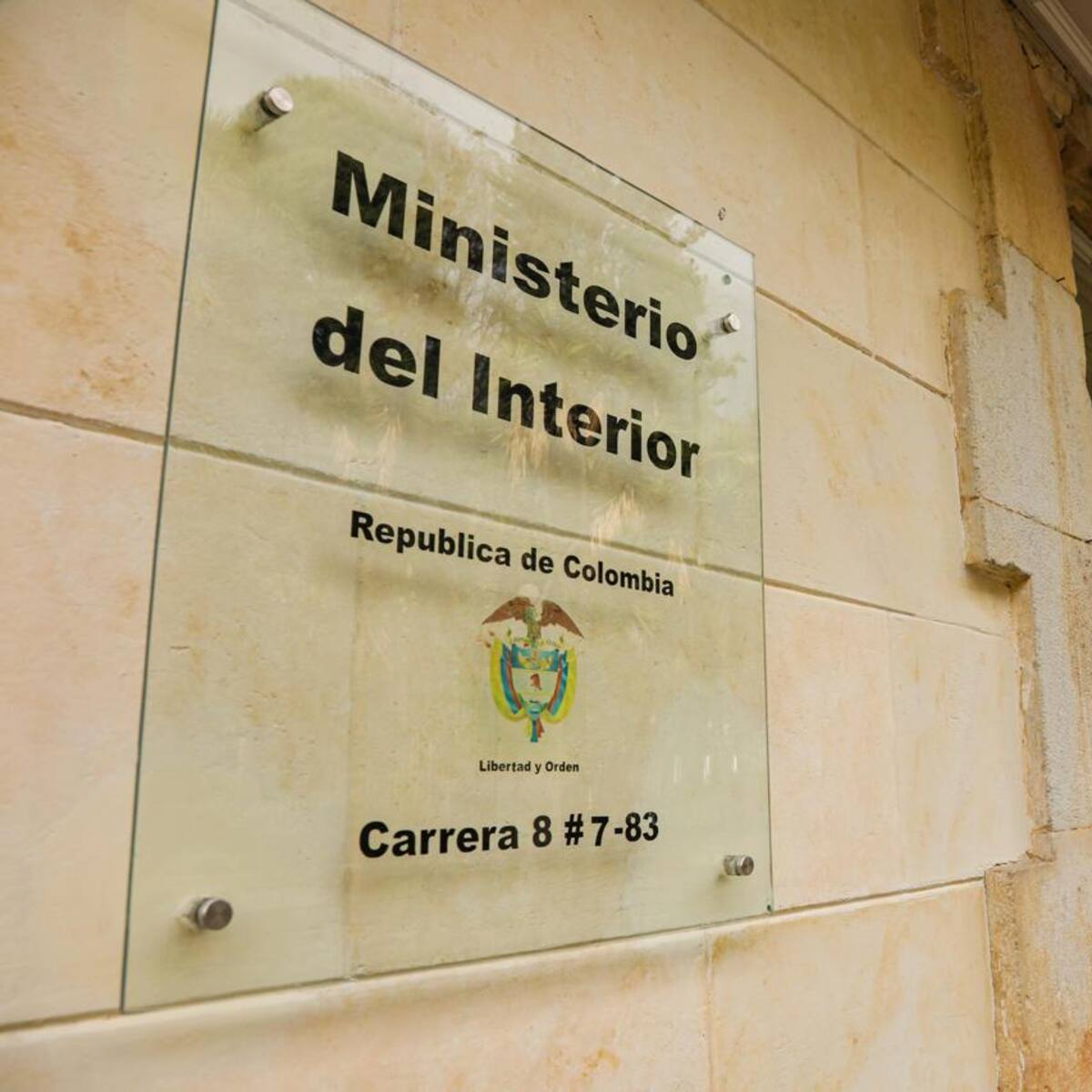 Procuraduría abrió indagación por presunto uso indebido de avión asignado a MinInterior