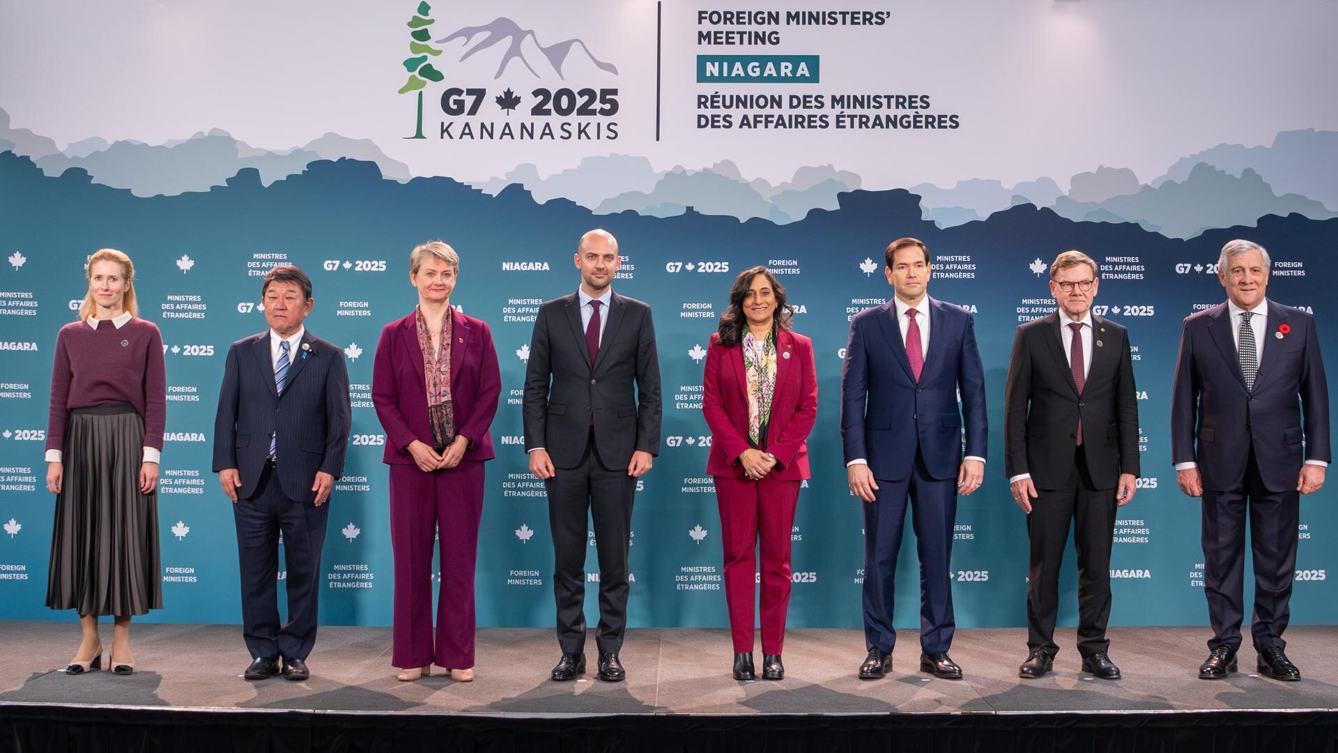 Niagara-on-the-Lake (Canada), 12/11/2025.- A handout photo made available by the Canadian Government press office shows (from left) European Union High Representative for Foreign Affairs and Security Policy and European Commission Vice-President Kaja Kallas, Japan's Foreign Minister Toshimitsu Motegi, Britains Foreign Secretary Yvette Cooper, French Minister for Europe and Foreign Affairs Jean-Noël Barrot, Canadian Foreign Minister Anita Anand, US Secretary of State Marco Rubio, German Foreign Minister Johann Wadephul and Italian Foreign Minister Antonio Tajani, posing for a family photo during the G7 Foreign Ministers Meeting in Niagara-on-the-Lake, Ontario, 11 November 2025 (issued 12 November 2025). (Japón) EFE/EPA/CANADIAN GOVERNMENT PRESS OFFICE HANDOUT HANDOUT EDITORIAL USE ONLY/NO SALES