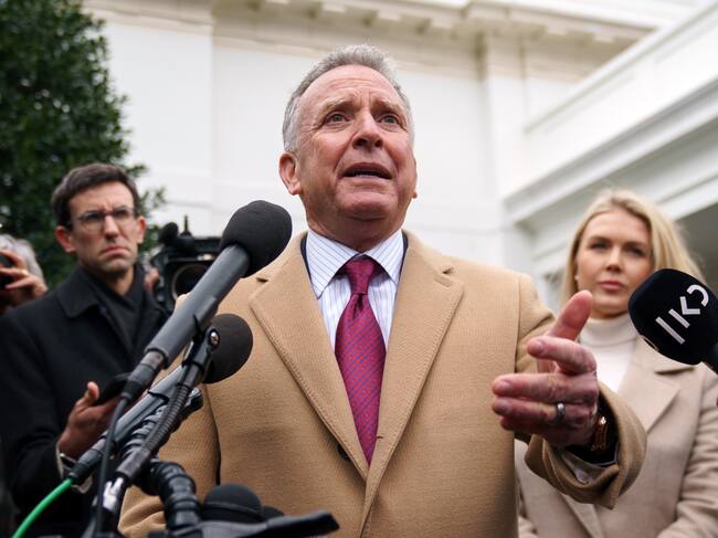 WASHINGTON (United States), 06/03/2025.- White House Press Secretary Karoline Leavitt (R) listens as US Middle East envoy Steve Witkoff (C) speaks to the media at the White House in Washington, DC, USA, 06 March 2025. EFE/EPA/WILL OLIVER