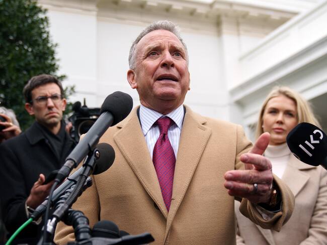 WASHINGTON (United States), 06/03/2025.- White House Press Secretary Karoline Leavitt (R) listens as US Middle East envoy Steve Witkoff (C) speaks to the media at the White House in Washington, DC, USA, 06 March 2025. EFE/EPA/WILL OLIVER