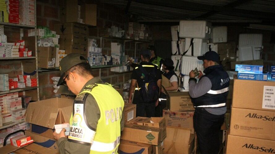 Las autoridades entraron a 52 bodegas y 15 locales comerciales de Sanandresito La Isla en Bucaramanga en busca de mercancía de contrabando. Foto: Policía Metropolitana de Bucaramanga