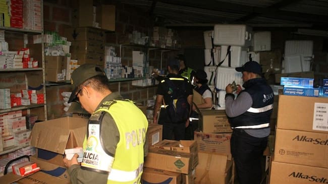 Las autoridades entraron a 52 bodegas y 15 locales comerciales de Sanandresito La Isla en Bucaramanga en busca de mercancía de contrabando. Foto: Policía Metropolitana de Bucaramanga