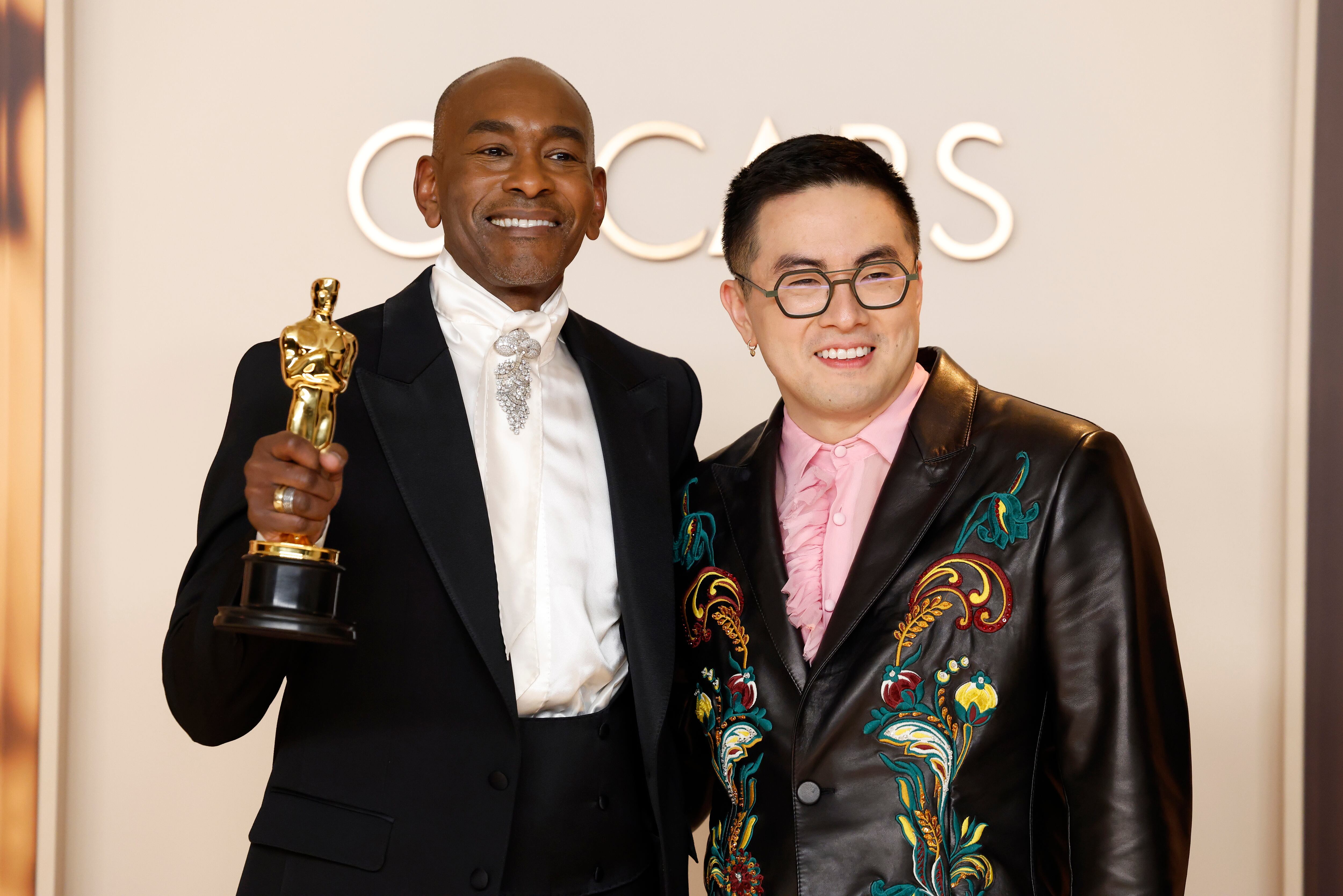 LOS ÁNGELES (Estados Unidos), 03/03/2025.- Paul Tazewell, ganador al Mejor Diseño de Vestuario por Wicked, y Bowen Yang, presentador, posan en la sala de prensa durante la 97ª ceremonia anual de los Premios de la Academia, en el Dolby Theatre.