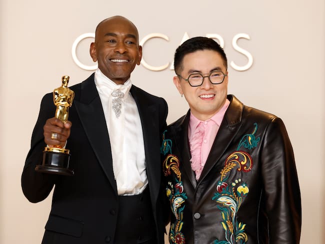 LOS ANGELES (United States), 03/03/2025.- Paul Tazewell (L), winner of the Best Costume Design for “Wicked”, and Bowen Yang (R), presenter, pose in the press room during the 97th annual Academy Awards ceremony at the Dolby Theatre in the Hollywood neighborhood of Los Angeles, California, USA, 02 March 2025. EFE/EPA/CAROLINE BREHMAN