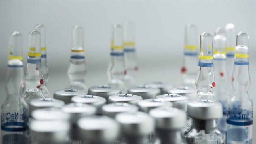 : El borrador de resolución indica que el sector privado no podrá transar las vacunas por encima de los precios que ya estableció el Gobierno. Foto: Getty/ EMILIJA MANEVSKA.