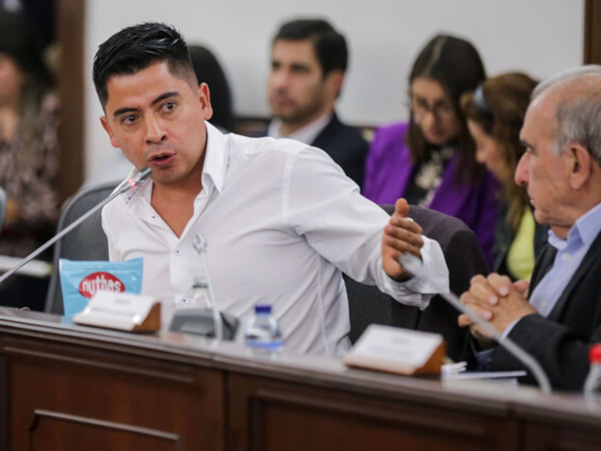 Ariel Ávila le ganó a Jota Pe Hernández la Presidencia de la Comisión Primera del Senado