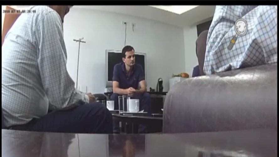 Un video que aparece en redes sociales muestra una conversación entre el jefe de gabinete y  Rodolfo Hernández. . Foto:tomada del video.