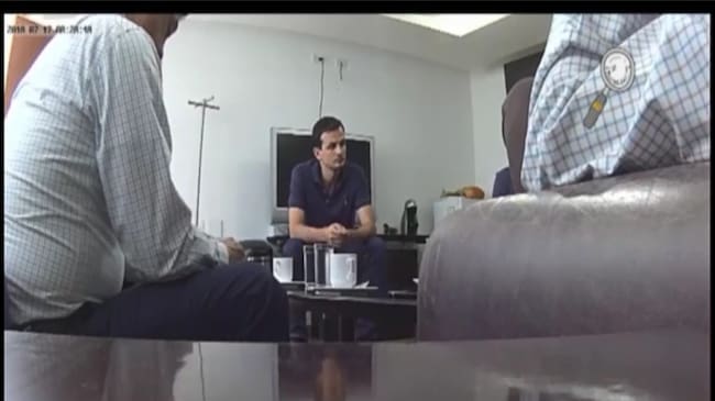 Un video que aparece en redes sociales muestra una conversación entre el jefe de gabinete y Rodolfo Hernández. . Foto:tomada del video.