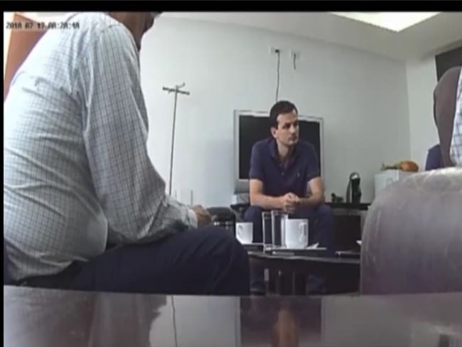 Un video que aparece en redes sociales muestra una conversación entre el jefe de gabinete y  Rodolfo Hernández. . Foto:tomada del video.