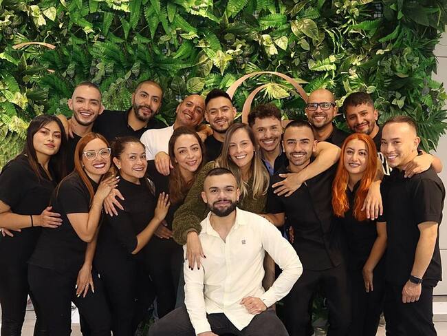 Empleados de Mauricio Leal se unen para abrir una peluquería y Laura Acuña los apoyó