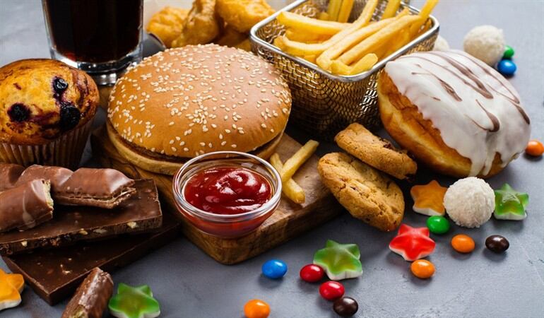 ¿Qué opina del proyecto de ley que busca regular estos alimentos? #ComidaChatarraEs. Foto: Getty Images