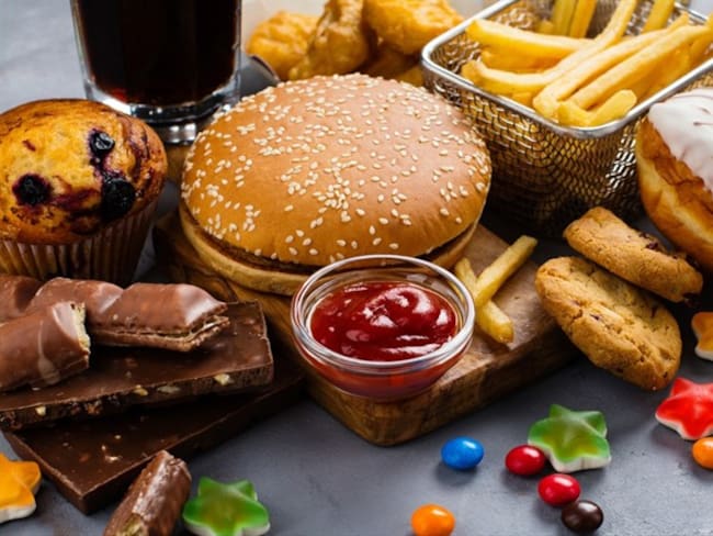 ¿Qué opina del proyecto de ley que busca regular estos alimentos? #ComidaChatarraEs. Foto: Getty Images
