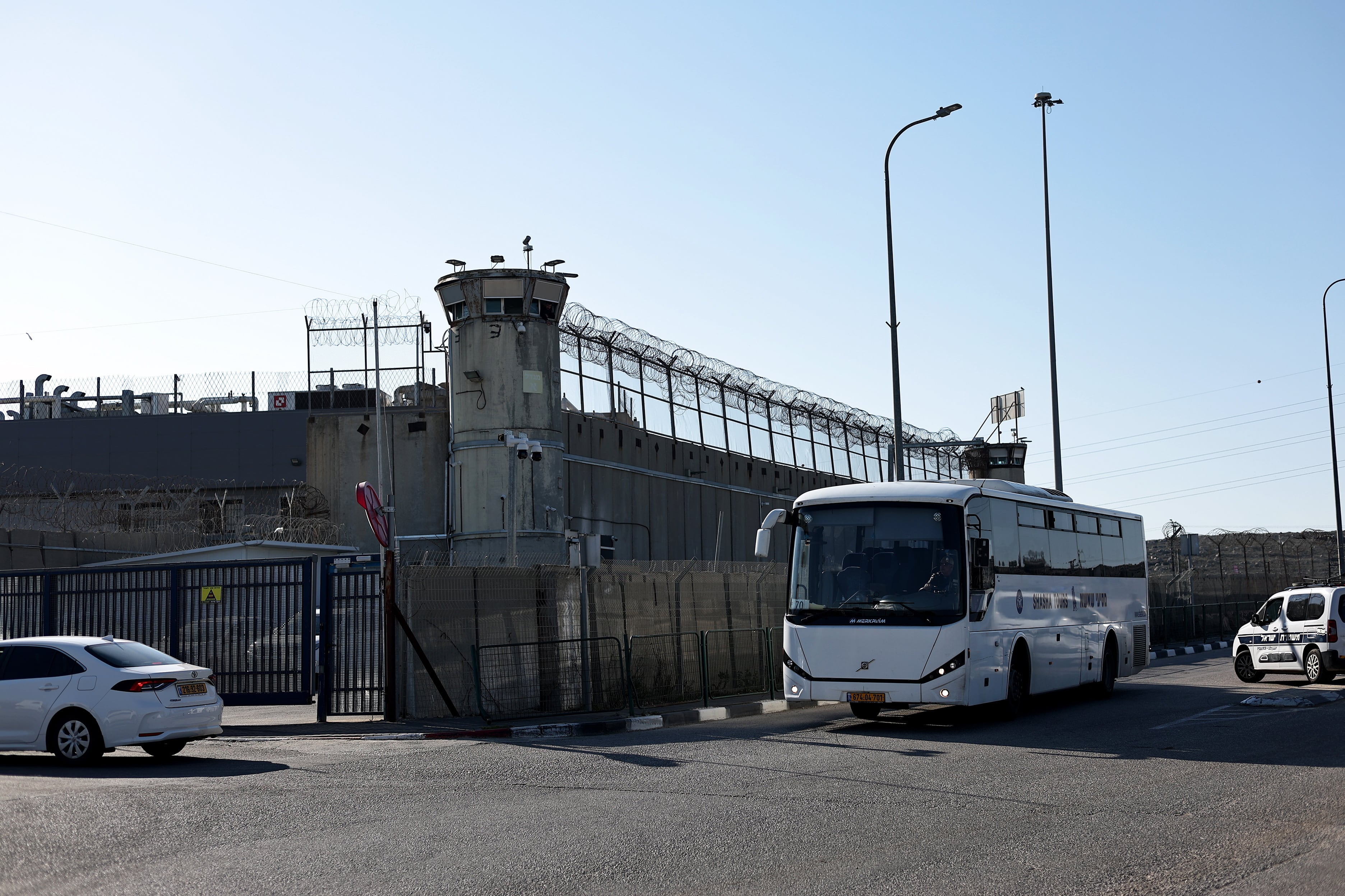 Ofer (---), 30/01/2025.- Agentes de la Policía israelí vigilan en la prisión militar cisjordana de Ofer, al norte de Jerusalén.