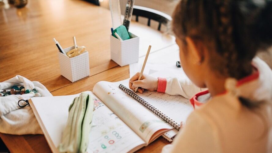 Los profesores han tenido que recurrir a las clases virtuales para mantener la educación de sus alumnos debido a la cuarentena por coronavirus.. Foto: Getty Images