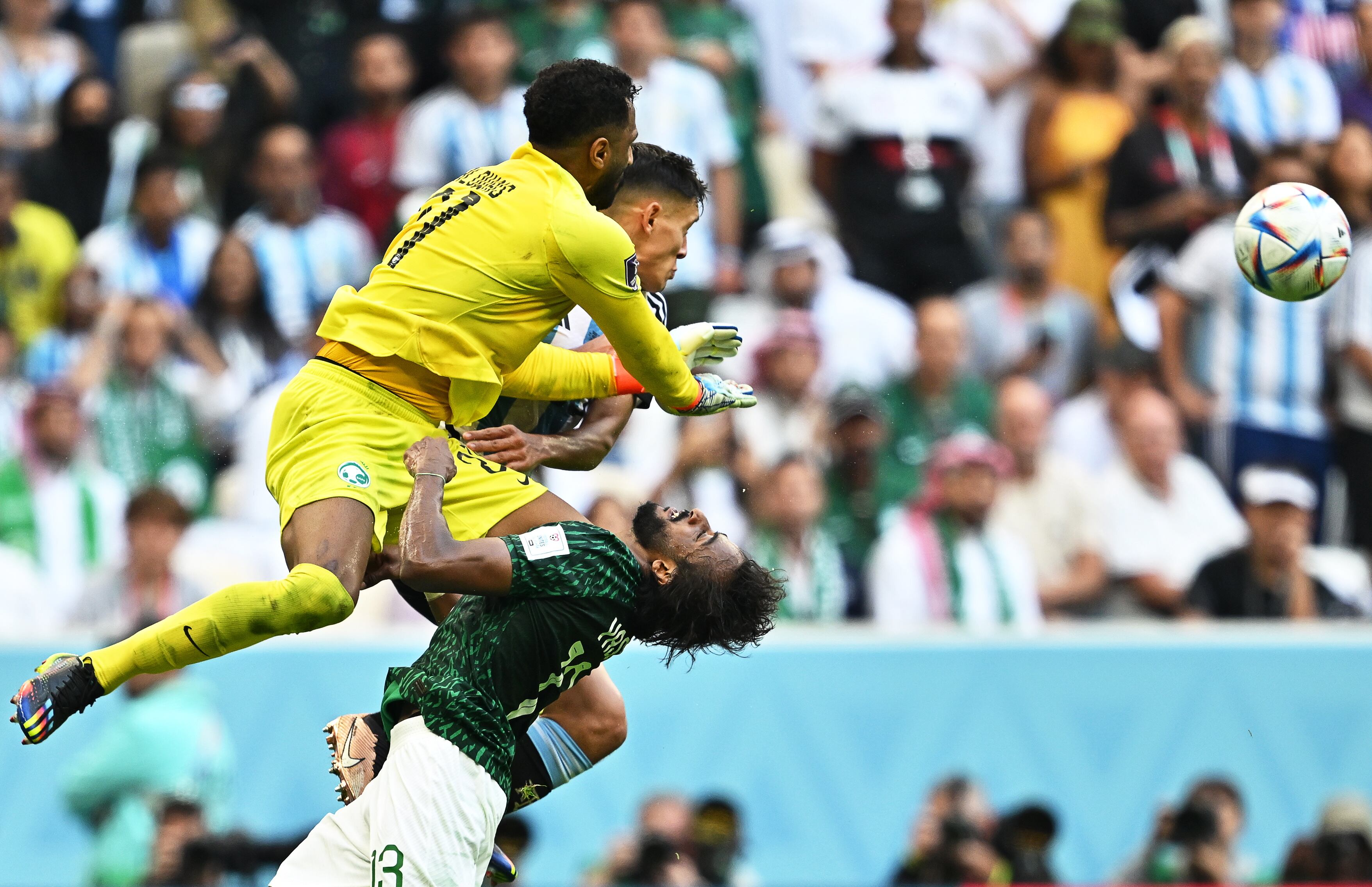 Choque entre el portero Mohammed Al-Owais y Yasser al Shahrani (Mundial de Fútbol, Arabia Saudita, Estados Unidos, Catar) EFE/EPA/Noushad Thekkayil