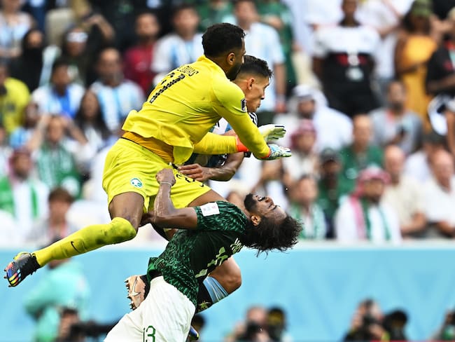 Choque entre el portero Mohammed Al-Owais y Yasser al Shahrani (Mundial de Fútbol, Arabia Saudita, Estados Unidos, Catar) EFE/EPA/Noushad Thekkayil